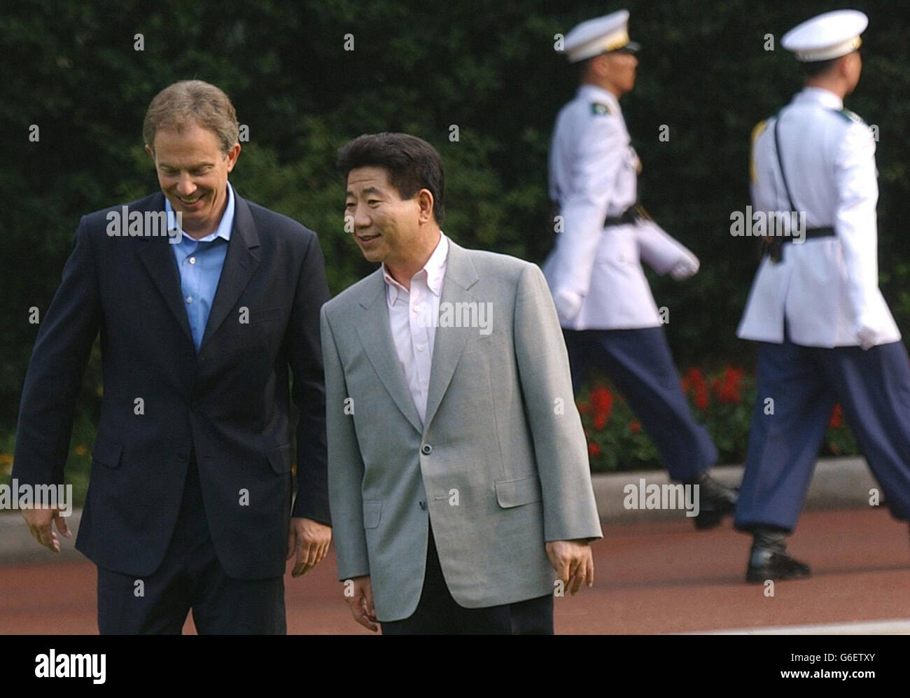 El primer ministro británico Tony Blair se reúne con el presidente surcoreano Roh en la Casa Azul, la residencia presidencial en Seúl durante su visita de una semana al extremo Oriente, que se realiza en Japón, Corea del Sur, China y Hong Kong. Foto de stock
