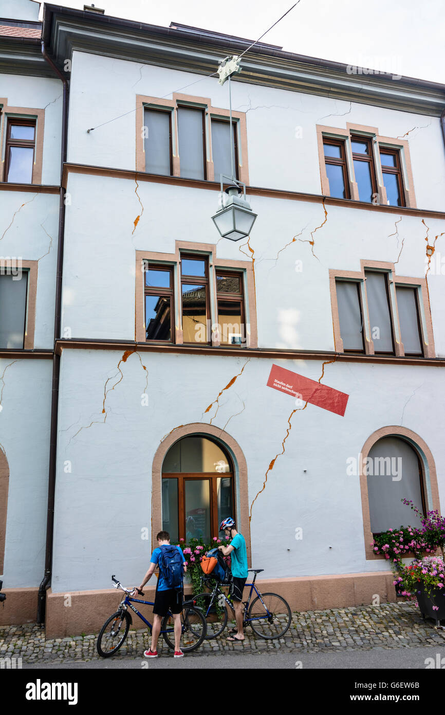 Ayuntamiento uplift grietas como resultado de la falla de perforación geotérmica, Staufen im Breisgau, Alemania, en el Estado federado de Baden-Württemberg, Schwarz Foto de stock