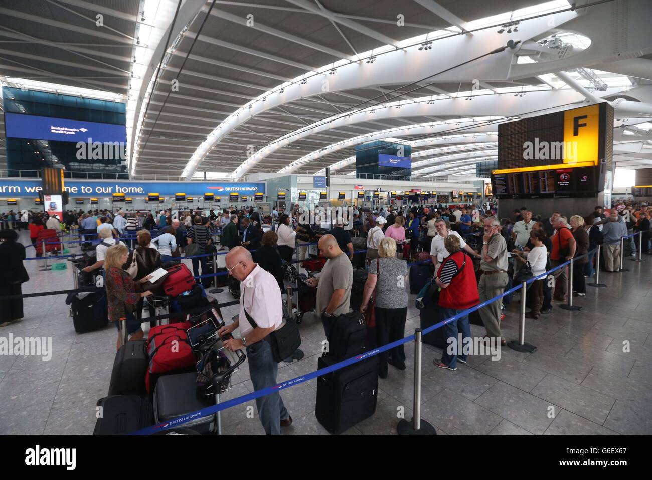 Los pasajeros de British Airways con equipaje de facturación no pudieron  volar desde la Terminal 5 (T5) de Heathrow debido a un problema informático  Fotografía de stock - Alamy