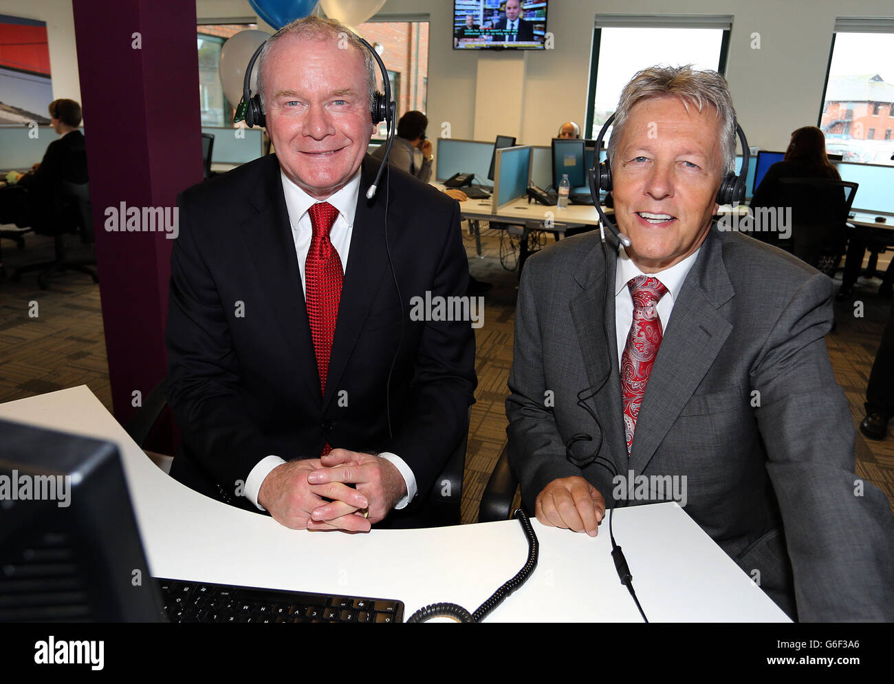 El Viceprimer Ministro de Irlanda del Norte, Martin McGuinness (izquierda),  y el Primer Ministro, Peter Robinson (derecha) visitaron Stream Global  Services en el este de Belfast, una compañía de centros de llamadas
