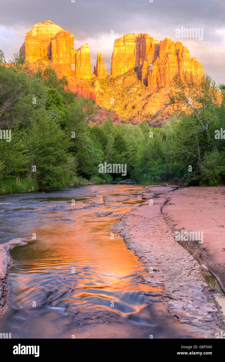 Cathedral Rock se refleja en un slickrock canal en Oak Creek en Roca Roja Cross-Crescent Luna Park en Sedona, Arizona Foto de stock