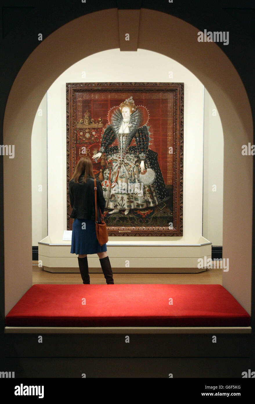 Una mujer ve 'Elizabeth I', artista desconocido c.1598-9, parte de la exposición de Elizabeth I y su pueblo en la Galería Nacional de Retratos. Foto de stock