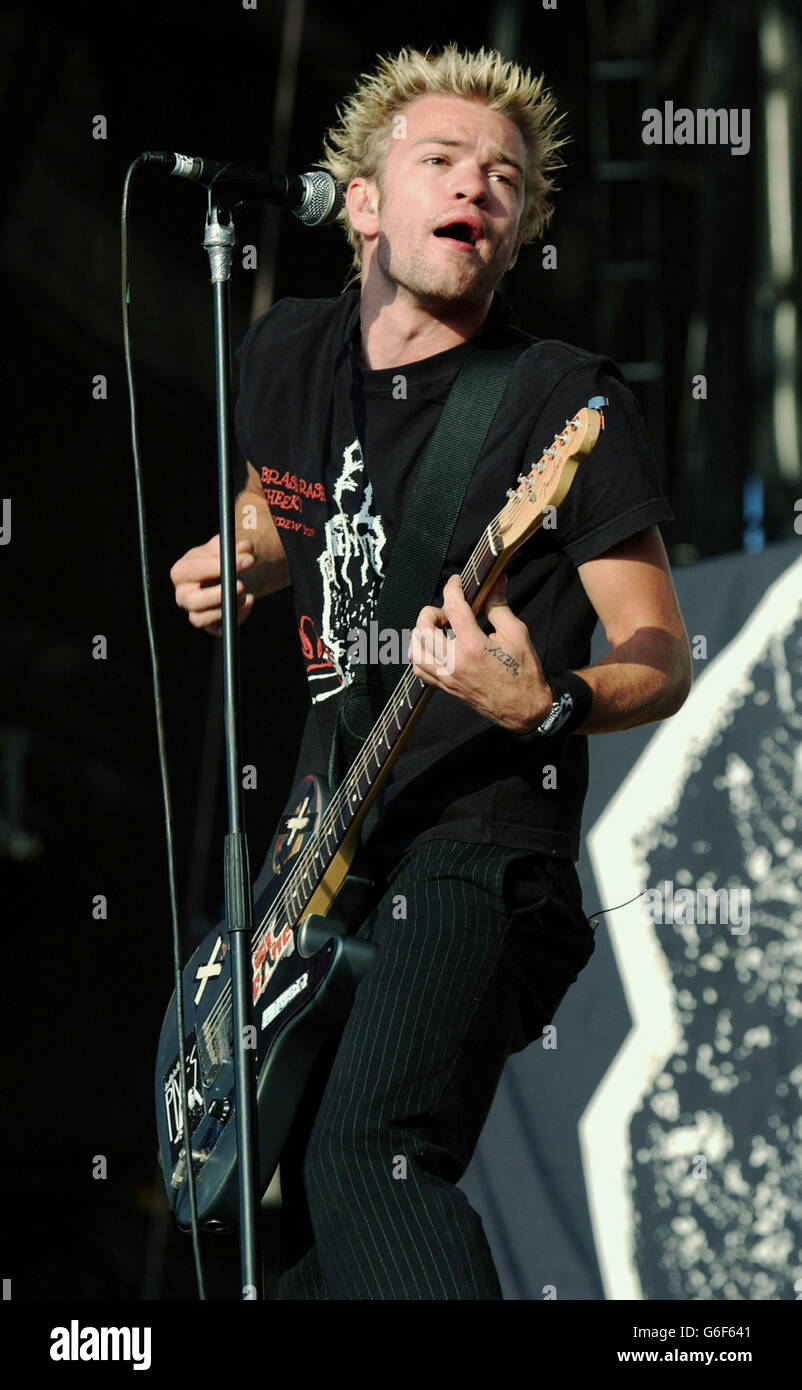 Deryck Whibley, cantante y guitarrista de la banda Sum 41, interpretando en  el Main Stage en el Carling Reading Festival en Reading Fotografía de stock  - Alamy