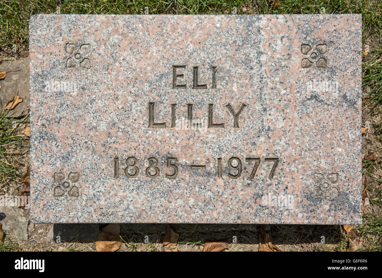 Lápida de Eli Lilly, Eli Lilly, nieto del fundador de la compañía farmacéutica, Crown Hill Cemetery, Indianapolis, Indiana. Foto de stock
