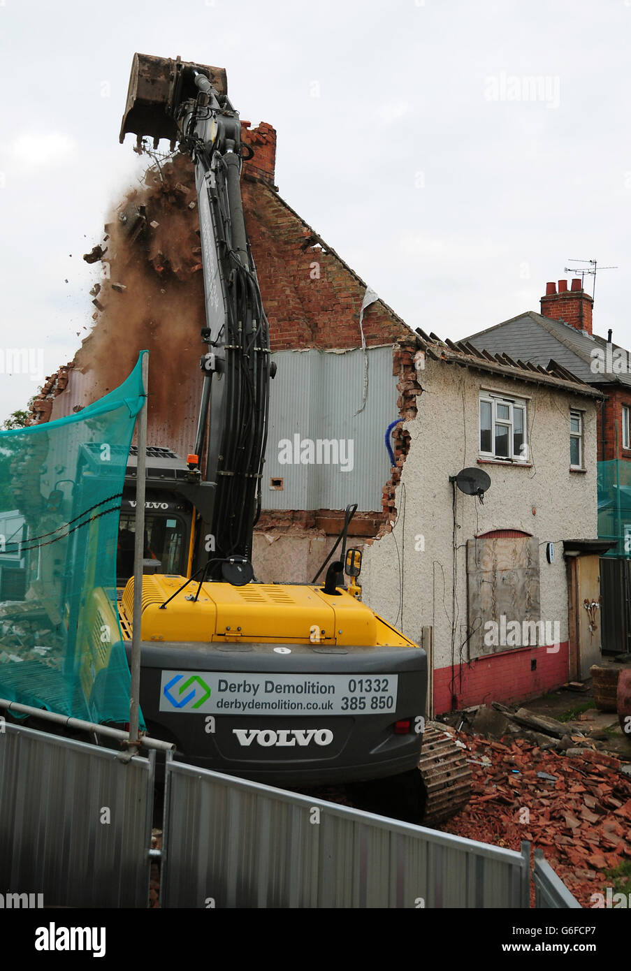 El trabajo de demolición comienza en la antigua casa familiar de Mick y Mairead Philpott en Victory Road, Derby, donde los dos padres incendiaron mortíferos que mataron a sus hijos. Foto de stock