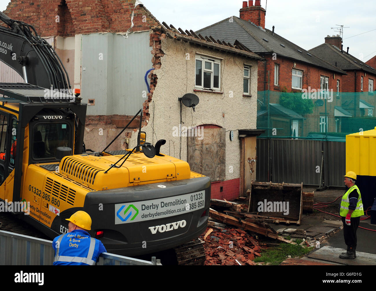El trabajo de demolición comienza en la antigua casa familiar de Mick y Mairead Philpott en Victory Road, Derby, donde los dos padres incendiaron mortíferos que mataron a sus hijos. Foto de stock