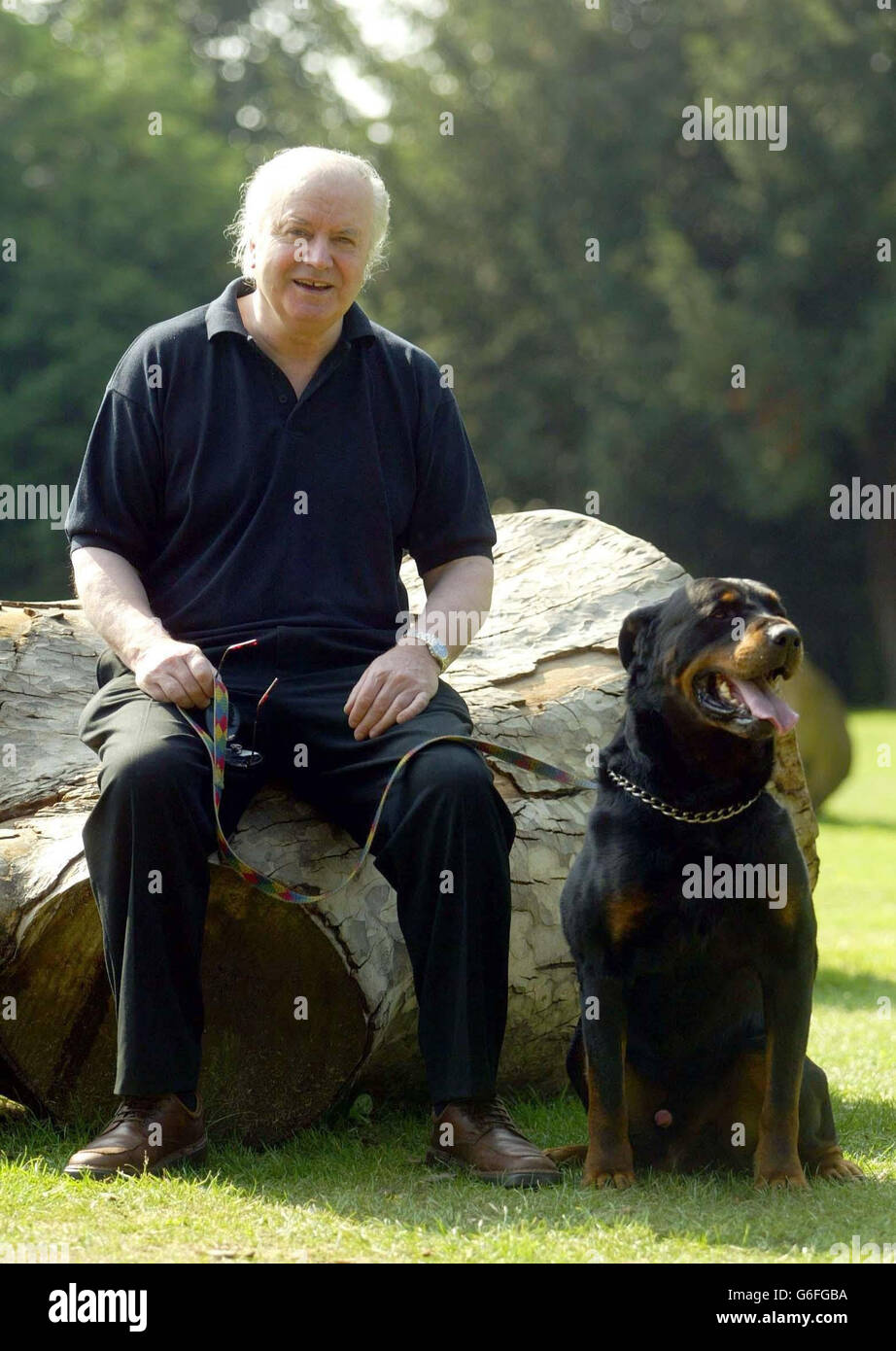 El granjero liberado de Norfolk Tony Martin se sienta con su perro, Otto,  en Wisbech Cambridgeshire, no lejos de su casa de campo aislada donde en  agosto de 1999 mató a tiros