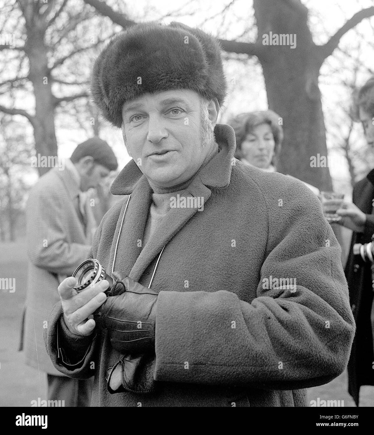 John Schlesinger durante el rodaje del domingo sangriento. Foto de stock