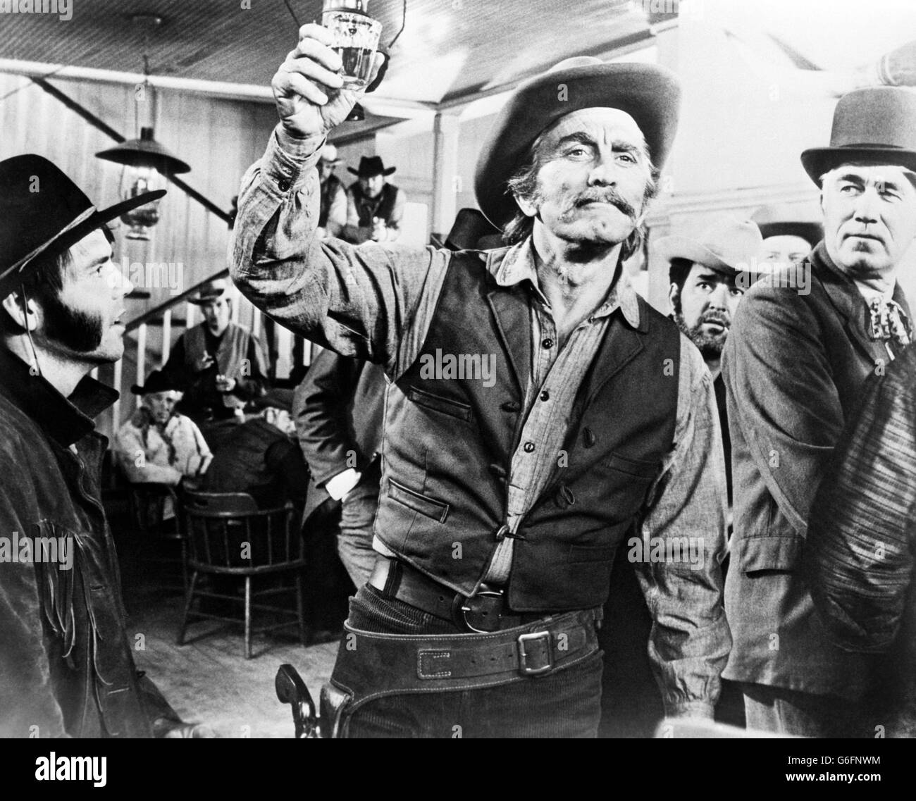 Film - Una pelea de armas - Kirk Douglas. Kirk Douglas en una escena de la película A Gunfight, en la que participa en un duelo en un pueblo mexicano. Foto de stock