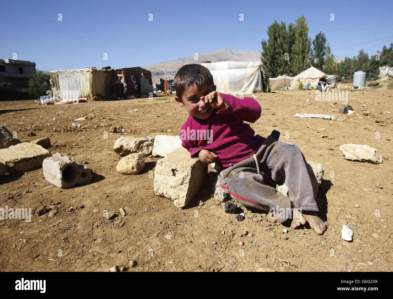 Un niño refugiado en el asentamiento improvisado de Qab Elias en el valle de Bekaa, Líbano. Foto de stock