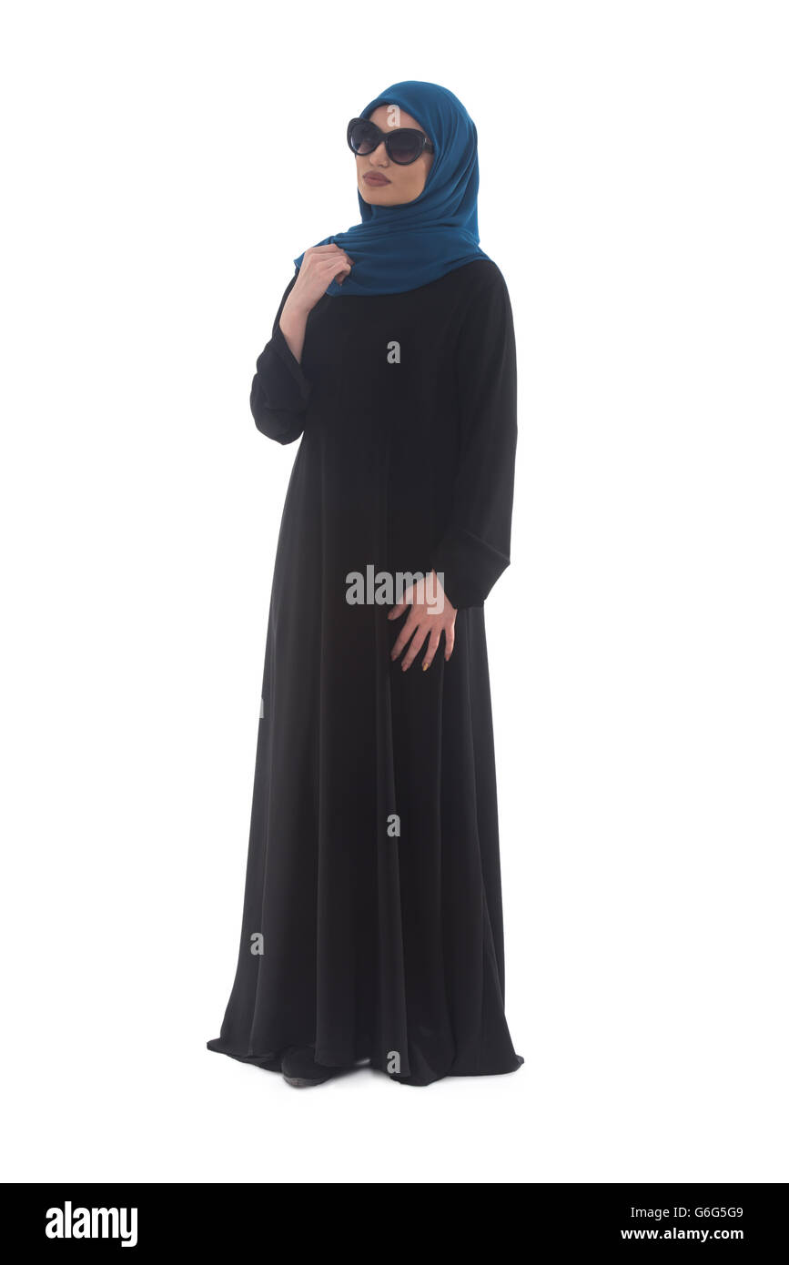 Joven mujer musulmana de pañuelo modernos ropa y gafas de sol - aislado en blanco de stock - Alamy