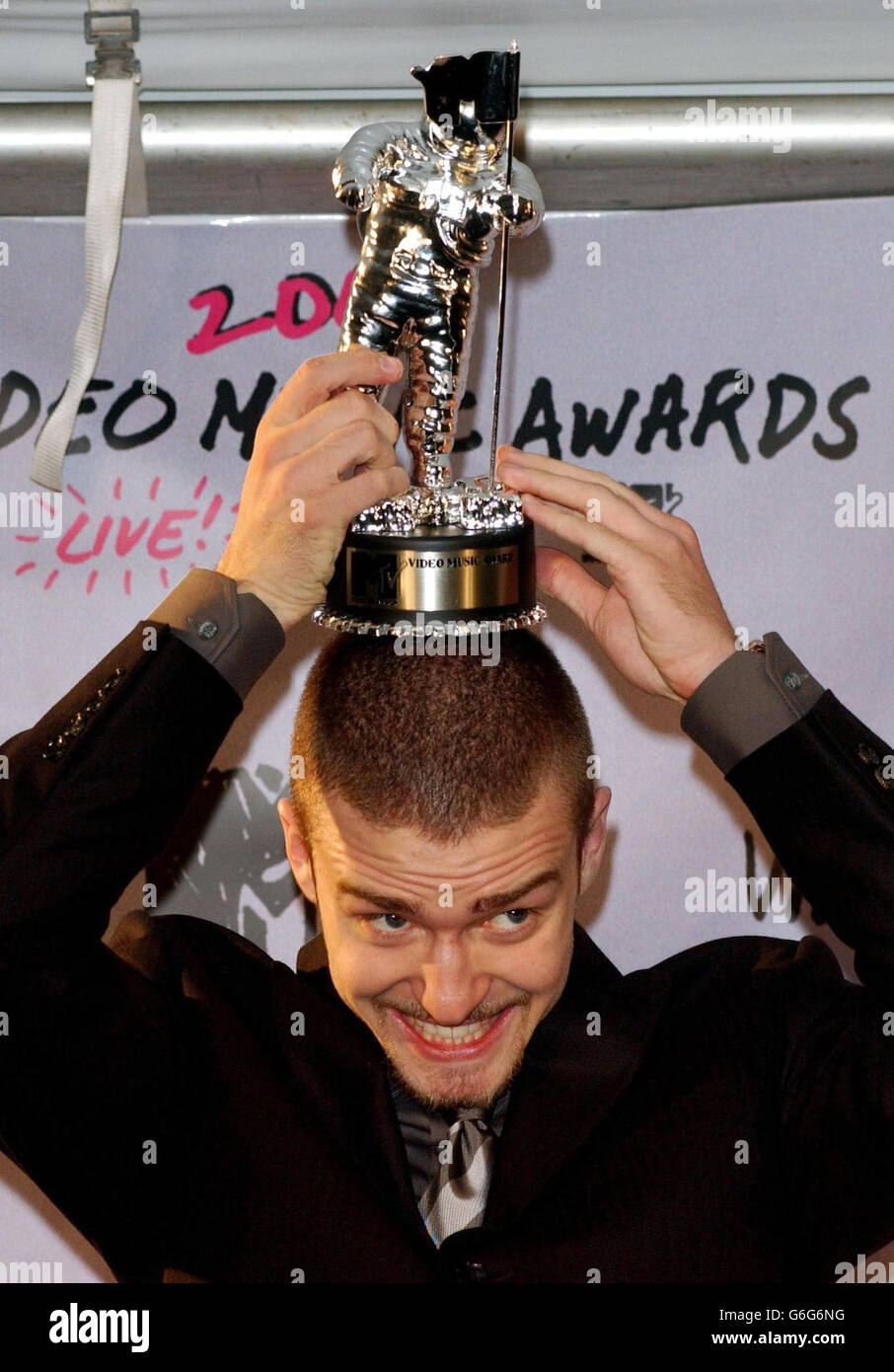 El cantante Justin Timberlake con uno de sus tres premios a Mejor Vídeo  Masculino, Mejor Vídeo Pop y Mejor Vídeo Dance durante los Premios MTV  Video Music en Radio City Music Hall