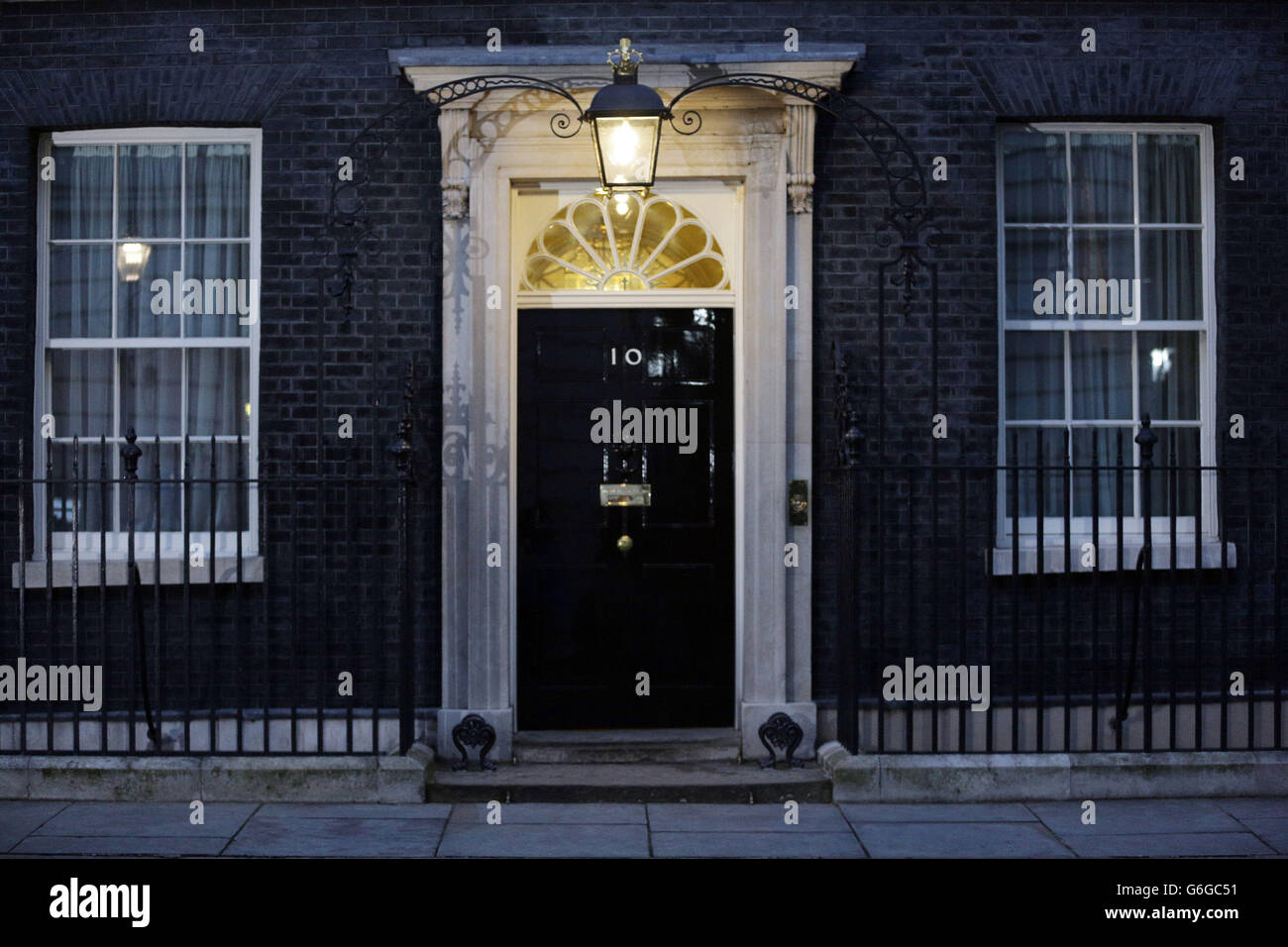 Una luz por la puerta del 10 de Downing Street, la residencia oficial del Primer Ministro, como UKIP líder Nigel Farage reivindicaron la victoria para salir de campaña en referéndum sobre la UE. Foto de stock