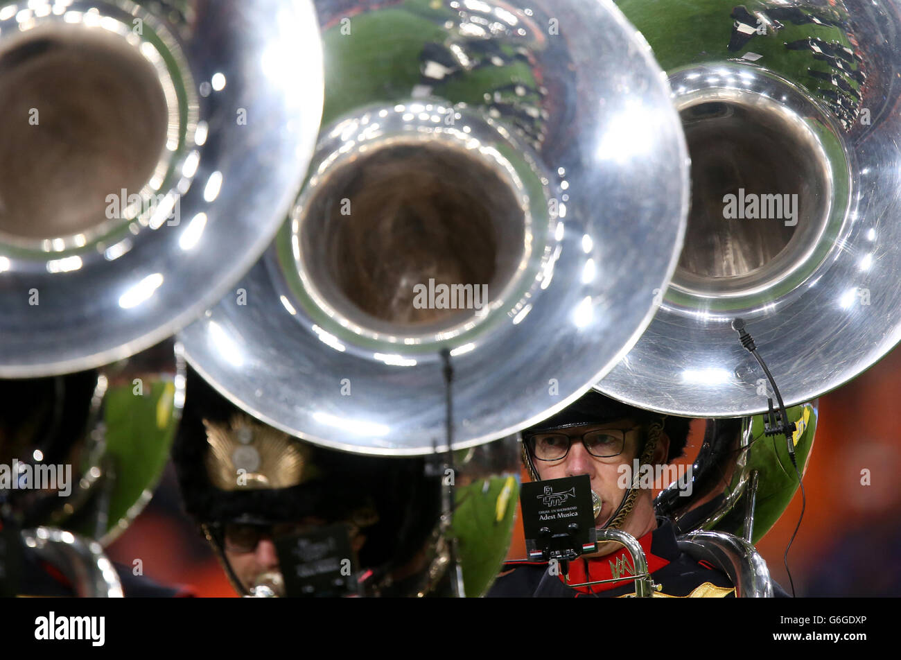 Detalle de los instrumentos de viento en una banda de marcha tocando en el  campo antes del partido entre Holanda y Hungría Fotografía de stock - Alamy