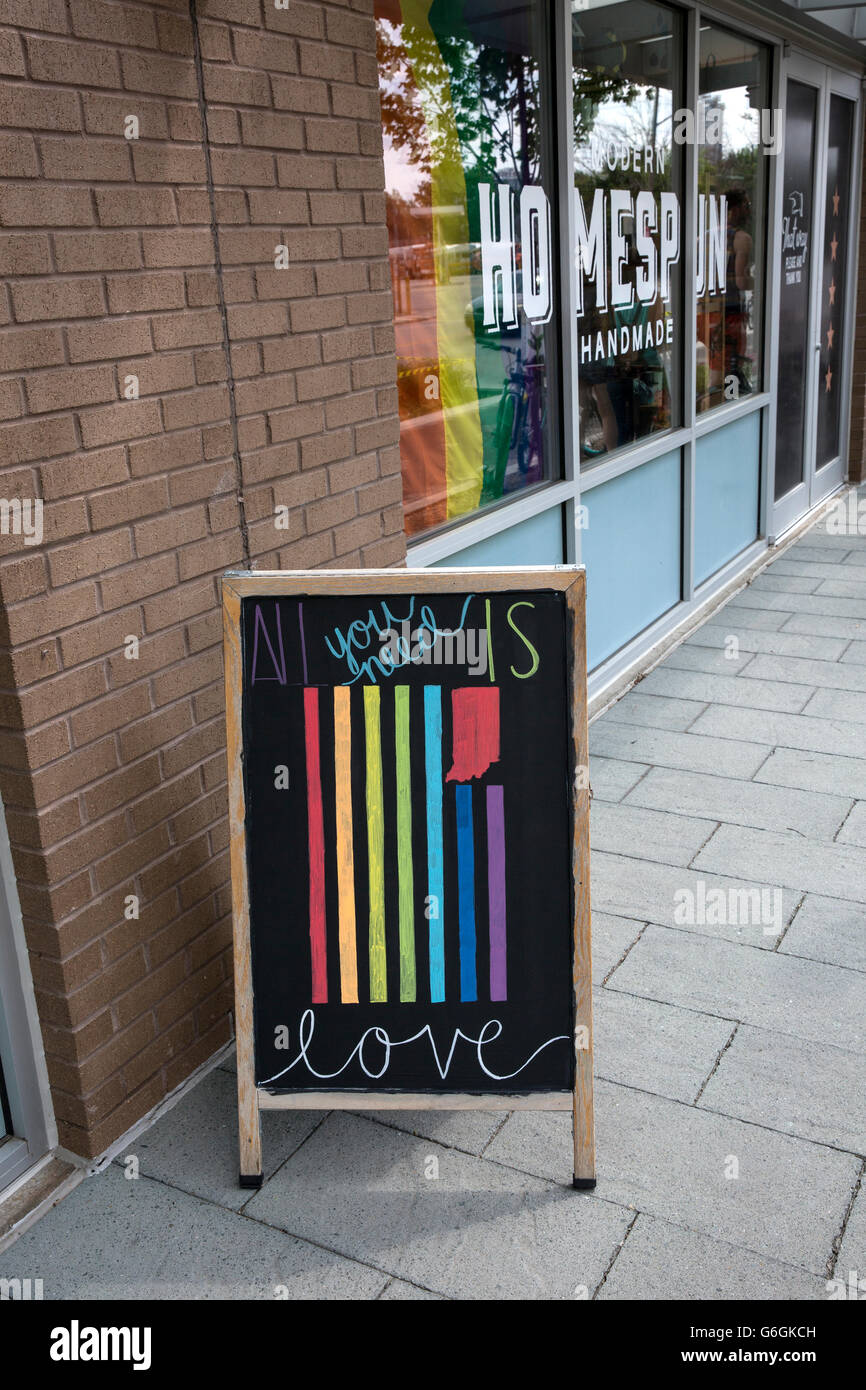 Almacenar signo alentador el amor y la tolerancia, especialmente para la comunidad LGBT, en el centro de Indianápolis. Indiana Foto de stock