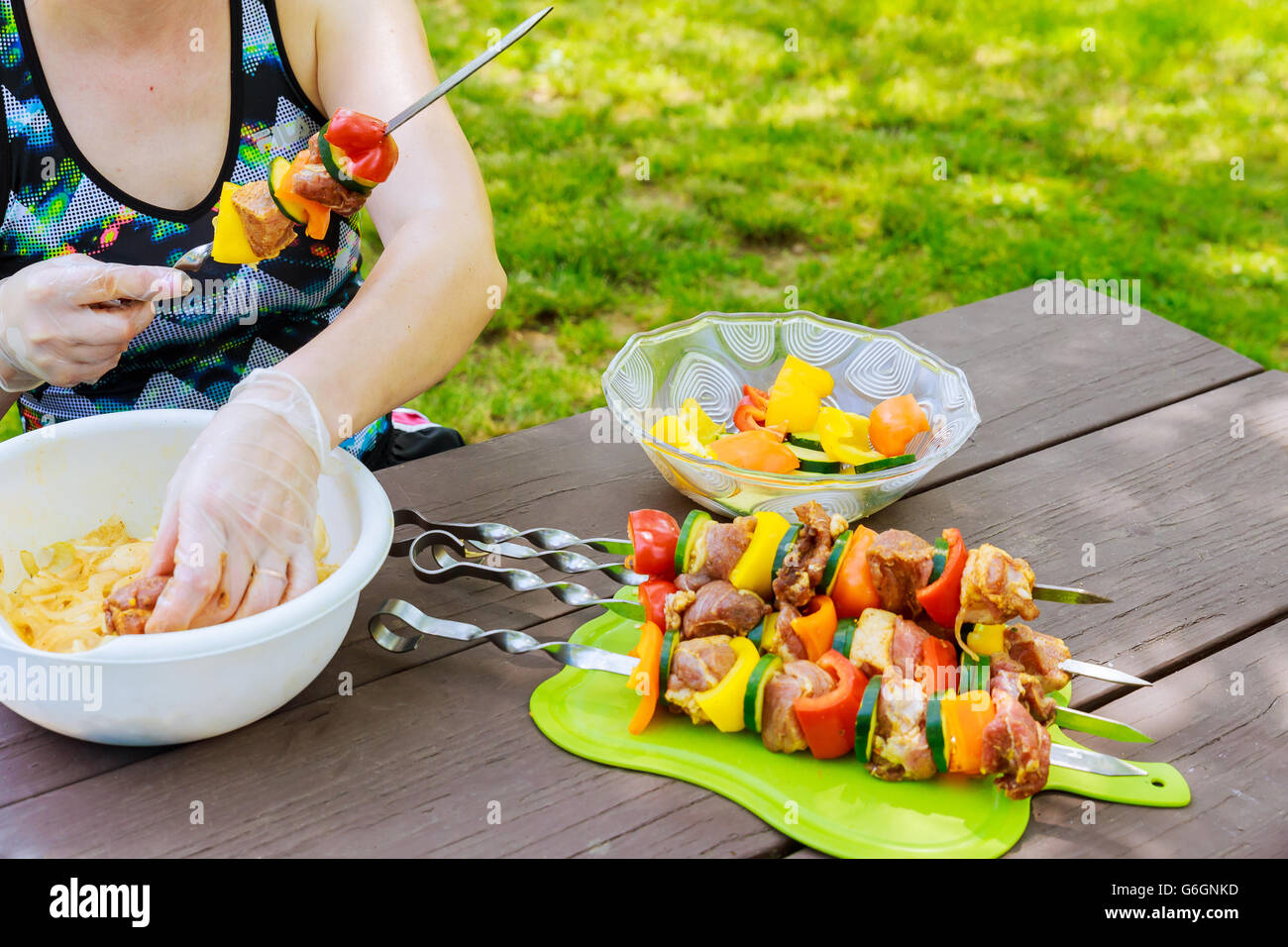 Chicken grill picnic person fotografías e imágenes de alta resolución - Página 2