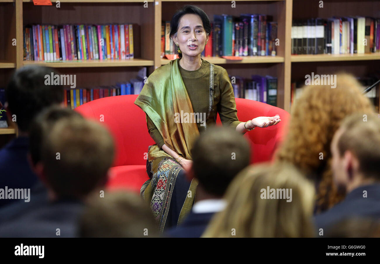 Aung San Suu Kyi hace preguntas a los alumnos del Wellington College de Belfast. El premio Nobel ha dicho que las lecciones del proceso de paz de Irlanda del Norte ayudarán al pueblo de Birmania a conciliar sus diferencias. Se reunió con líderes políticos, policías y escolares durante un viaje de silbidos por la región. Foto de stock