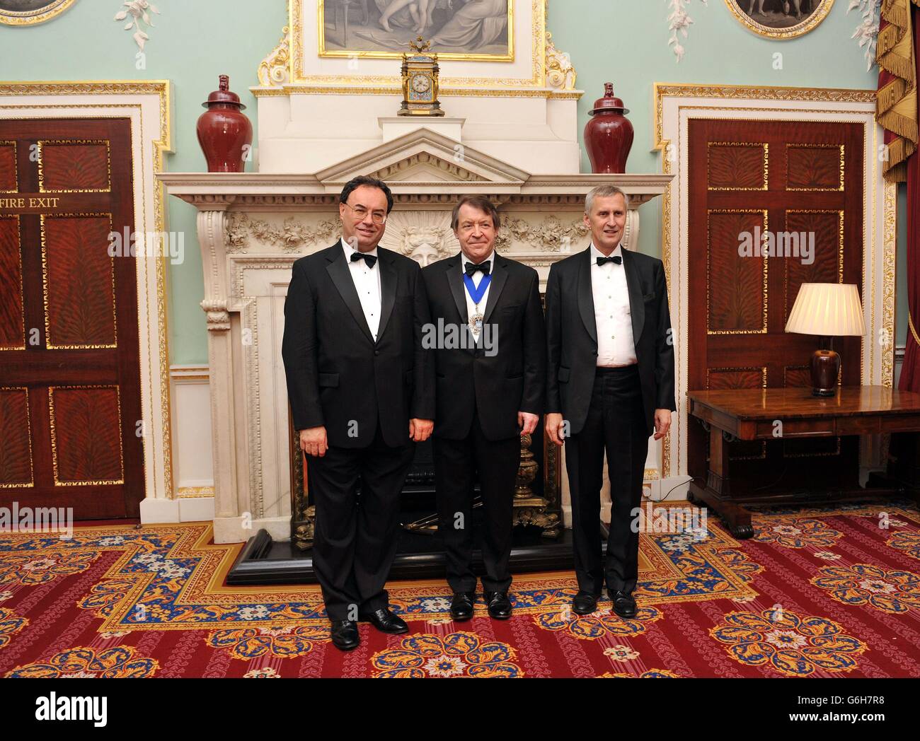 (De izquierda a derecha) el director ejecutivo de la Autoridad de Regulación Prudential, Andrew Bailey, el alcalde de Lord Roger Gifford y el director ejecutivo de la Autoridad de Conducta financiera, Martin Wheatley, durante el City Banquet en Mansion House en la ciudad de Londres. Foto de stock