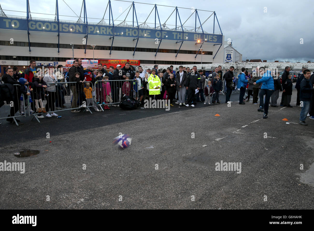 Los jóvenes fans de Everton en penalty shooting fuera de Goodison Park Foto de stock