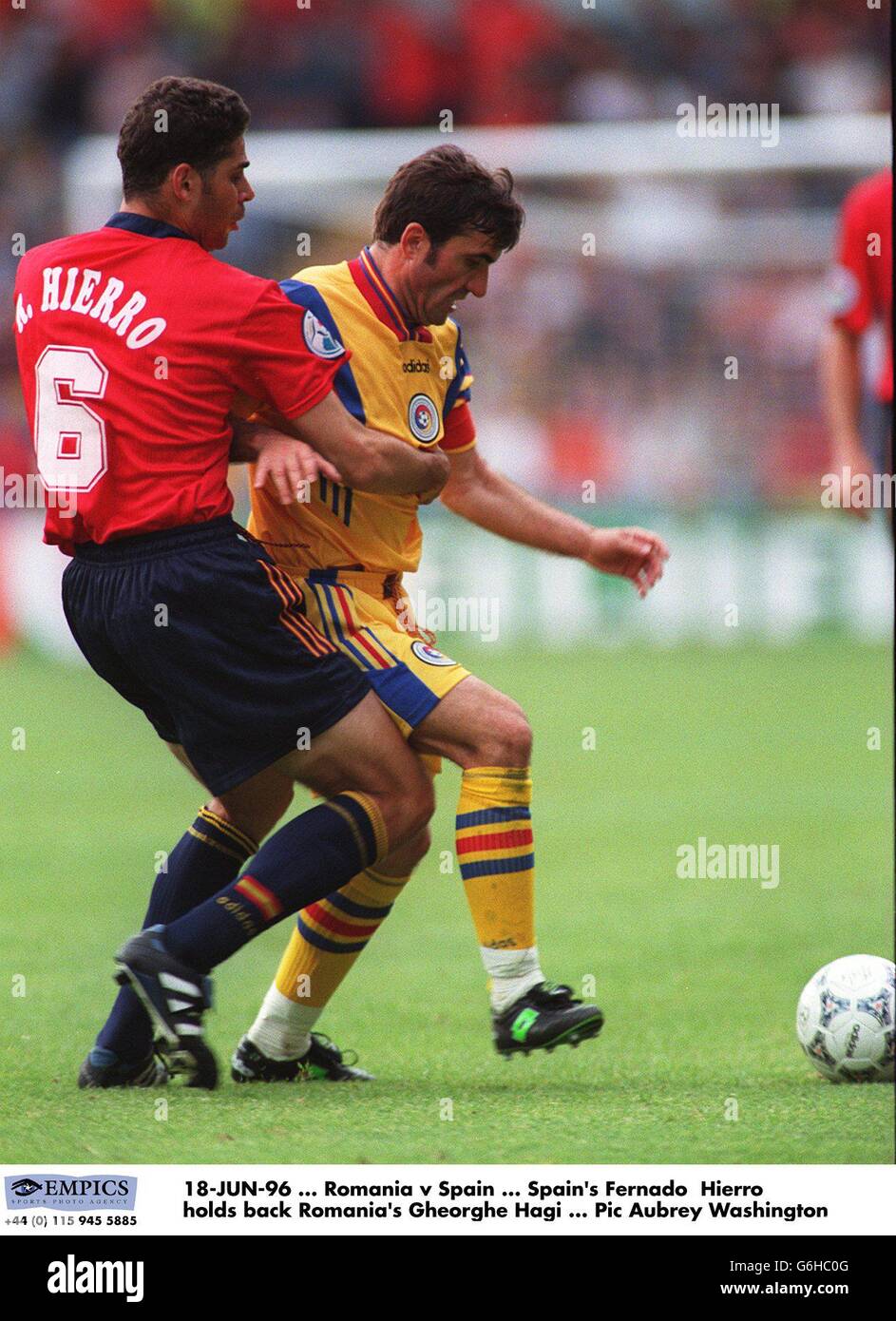 Fútbol - Euro 96 - Rumania v España Foto de stock