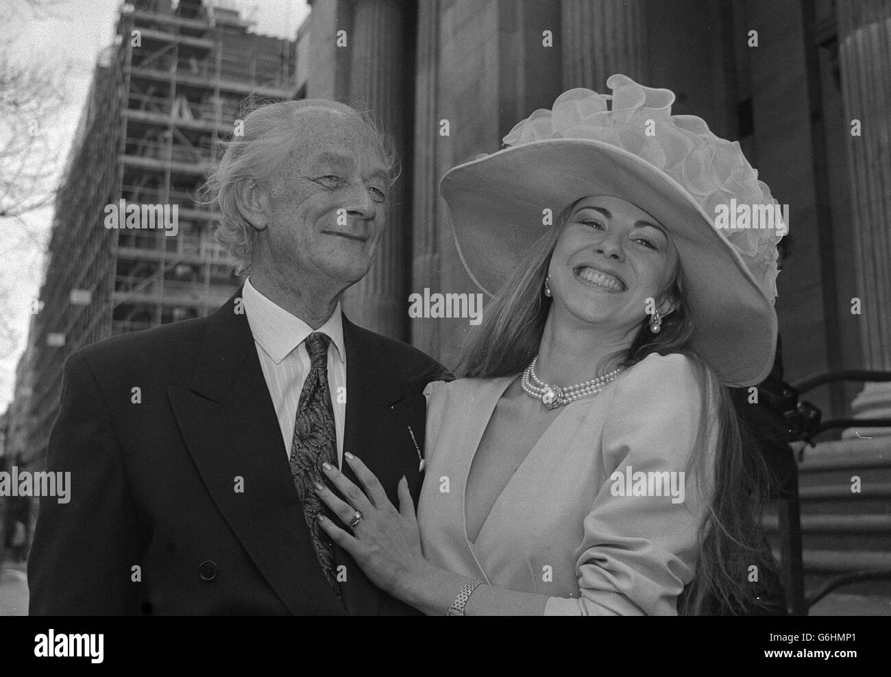 Sir Anthony Buck, de 61 años, diputado conservador de Colchester North con su novia, la diseñadora de moda española Bienvenida Pérez-Blance, de 31 años, después de su matrimonio en la oficina de registro de St Marylebone en Londres. Foto de stock