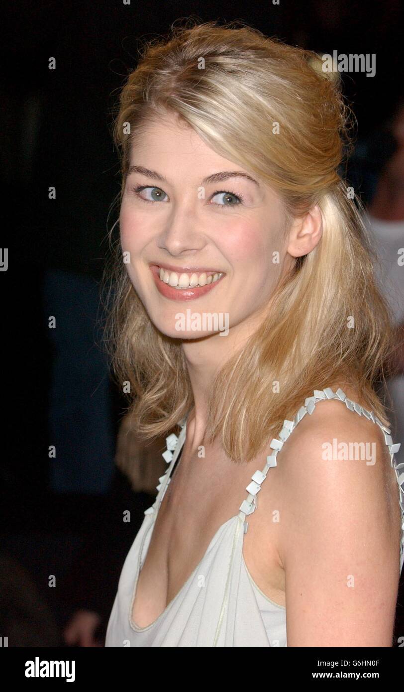 Rosamund Pike llega para una fiesta de cóctel de lanzamiento de la