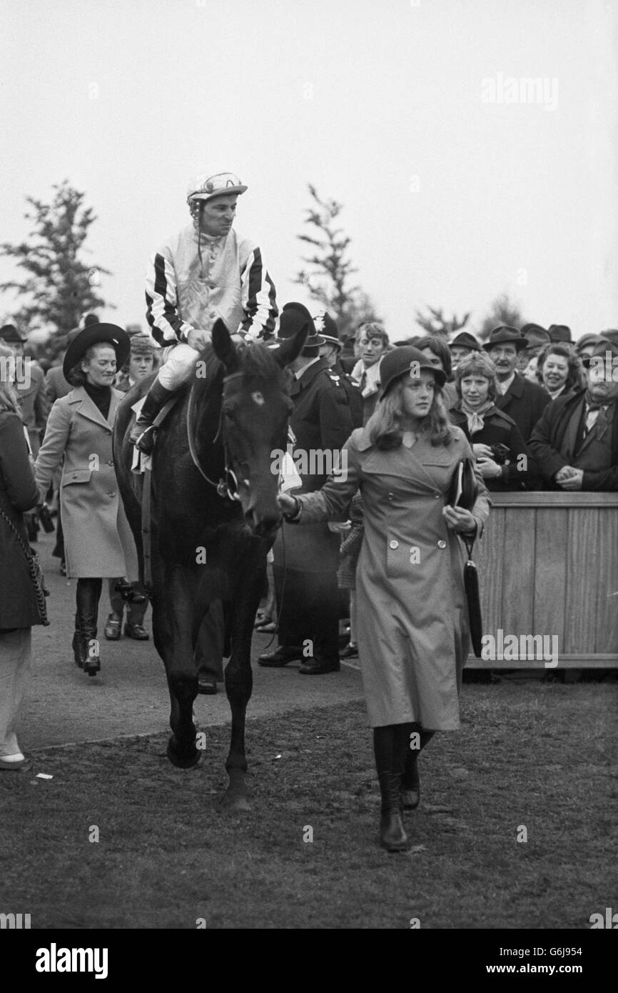 La hija del dueño del racehorse MD Thorpe lleva en la prisa de su padre Harriet, con el jinete francés Jean Cruguet arriba arriba, después de que ganaran las tomas del campeón en Newmarket. Foto de stock