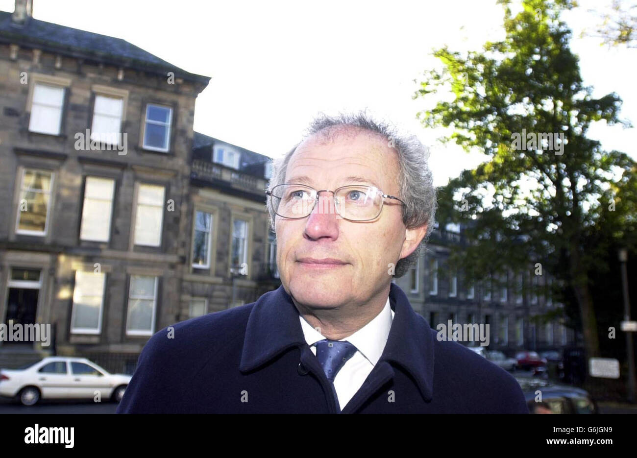 El ex primer ministro del Parlamento escocés, Henry McLeish, asiste a la investigación Holyrood en Edimburgo sobre los crecientes costos y el tiempo de finalización del nuevo edificio del Parlamento escocés en la ciudad. Los costos se estimaron inicialmente entre 10 y 40 millones, aunque el costo del proyecto se estima ahora en 401.2 millones. Foto de stock