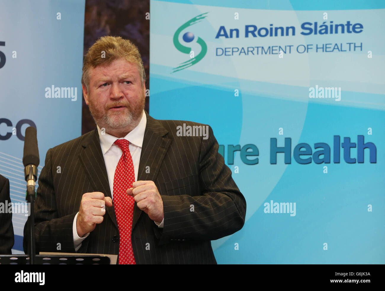 El ministro de salud, James Reilly, habla hoy de la conferencia de prensa sobre el pago de servicios de salud en edificios gubernamentales de Dublín, donde advirtió que los hospitales y las agencias de salud no deben violar un límite salarial. Foto de stock