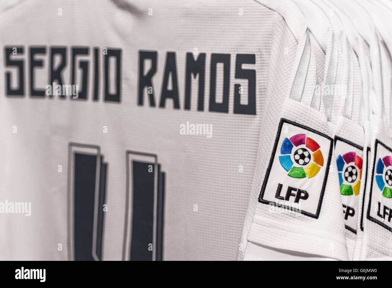 Madrid,Spain-March 2016: Sergio Ramos Real Madrid camiseta en la tienda del  club Fotografía de stock - Alamy