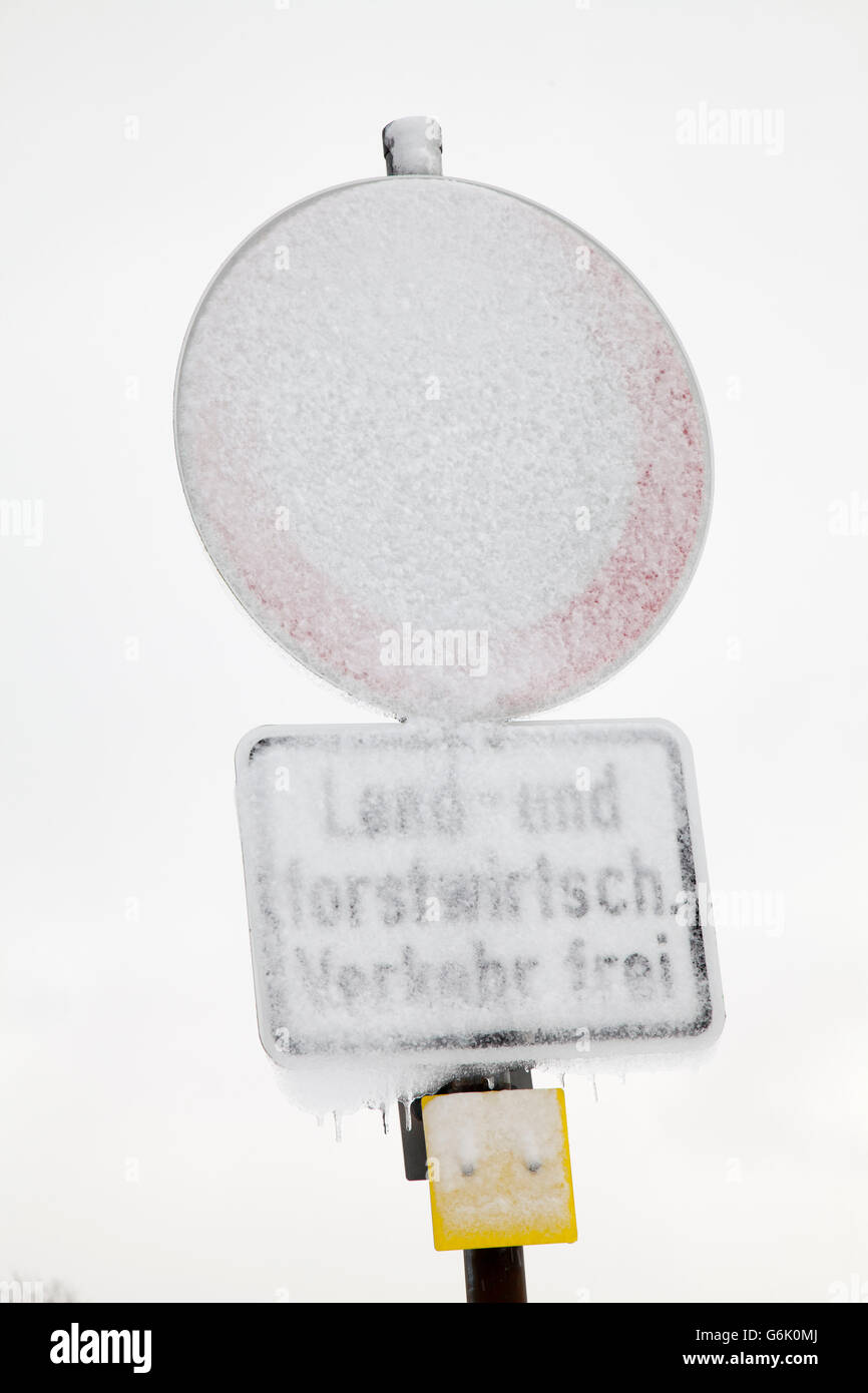 Señal de carretera cubiertas de nieve, entrada prohibida, Hotzenwald, Selva Negra, Baden-Wuerttemberg, PublicGround Foto de stock