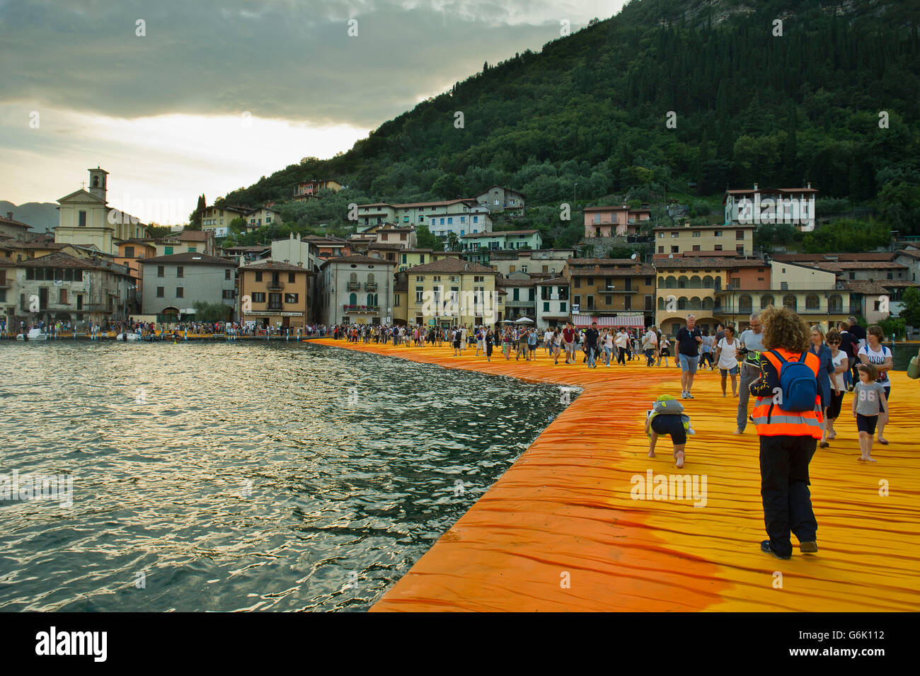 Lago de Iseo Italia. Lombardía Christo Vladimirov Yavachev comprendió la vinculación de Sulzano muelles flotantes con islas Montisola S. Pablo Foto de stock