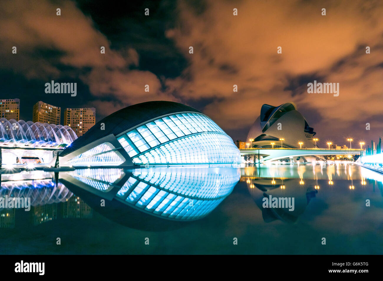 España, Valencia, L'iluminado hemisférico y el Palau de les Arts Reina Sofía, en la ciudad de Las Artes y Las Ciencias por la noche Foto de stock