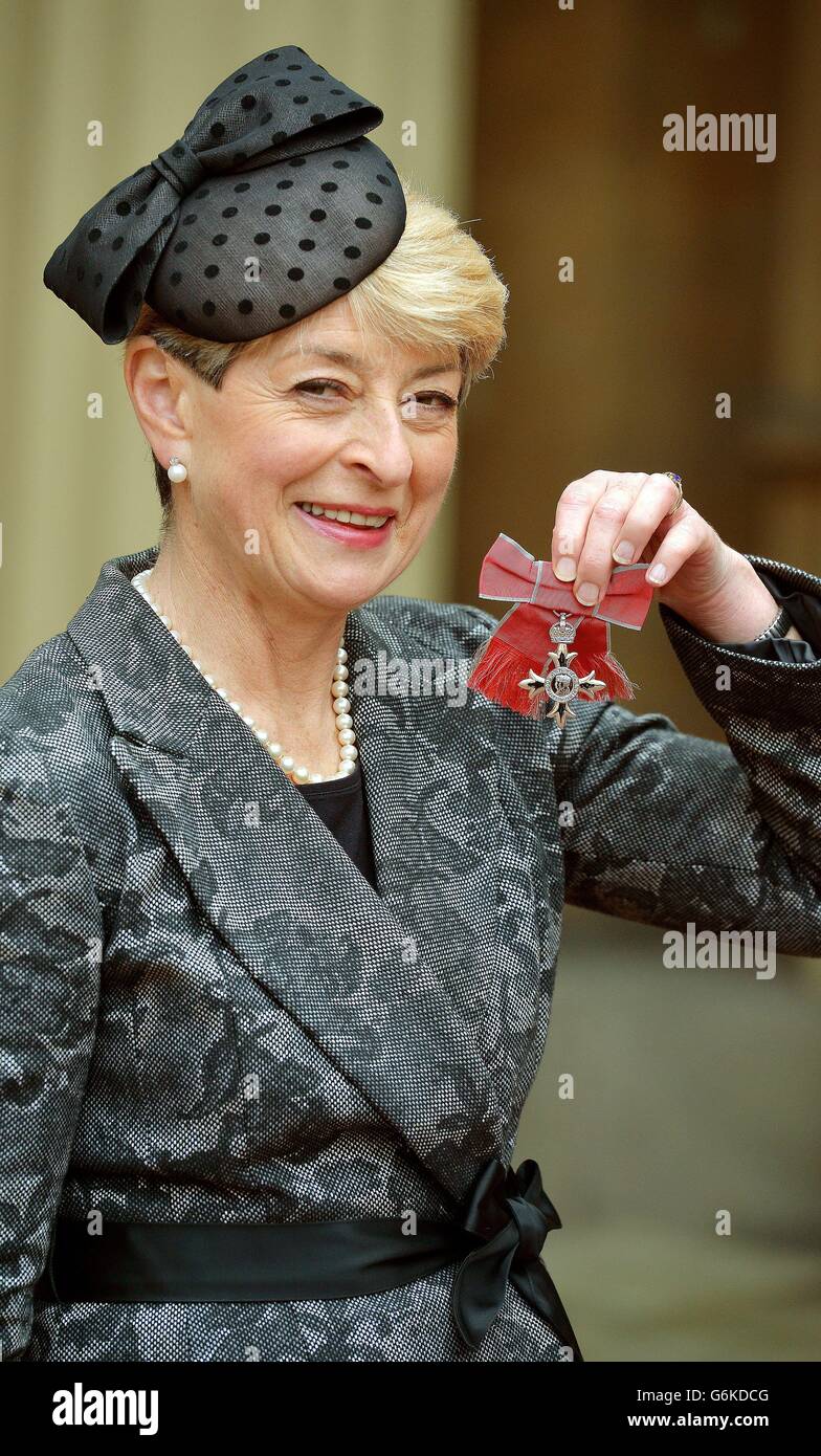 La cadena Kay Alexander tiene su medalla de Miembro de la Orden del Imperio  Británico (MBE), después de que la haya entregado la Reina Isabel II,  durante la ceremonia de investidura en