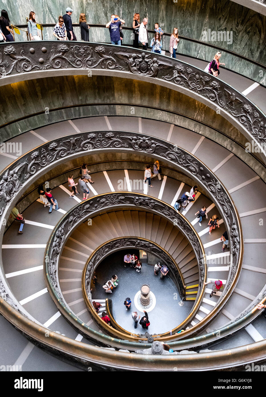 Los visitantes descienden de la famosa escalera de caracol en el Museo Vaticano en Roma, Italia Foto de stock