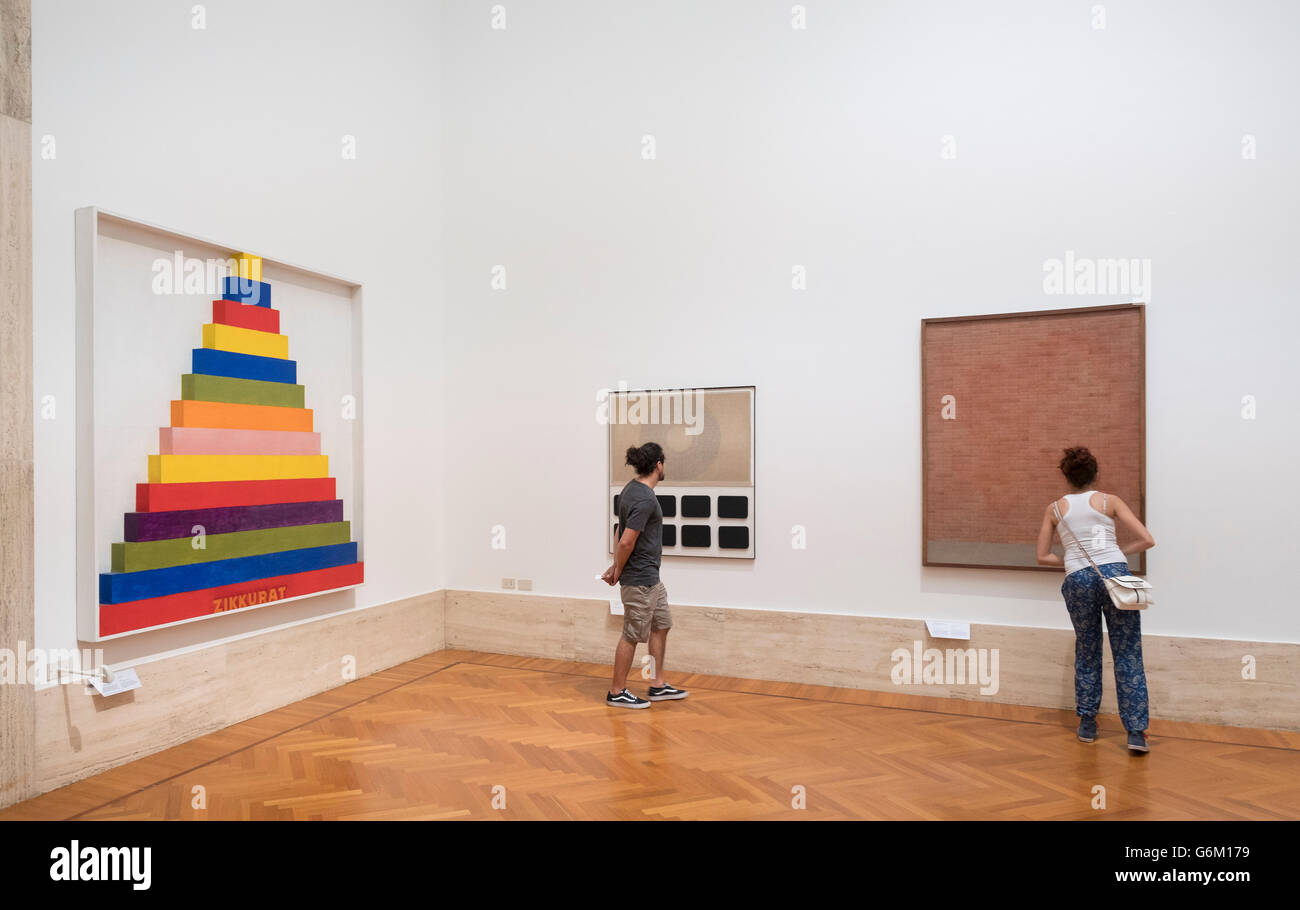 Los visitantes mirando cuadros en la Galería Nacional de Arte Moderno y Contemporáneo, Roma, Italia Foto de stock