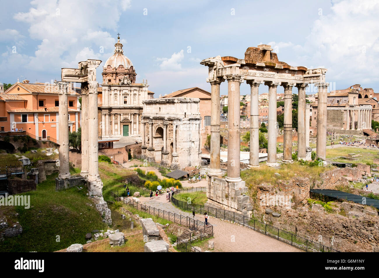 Vista del Foro romano con columnas en ruinas del Templo de Saturno en el derecho en Roma, Italia Foto de stock