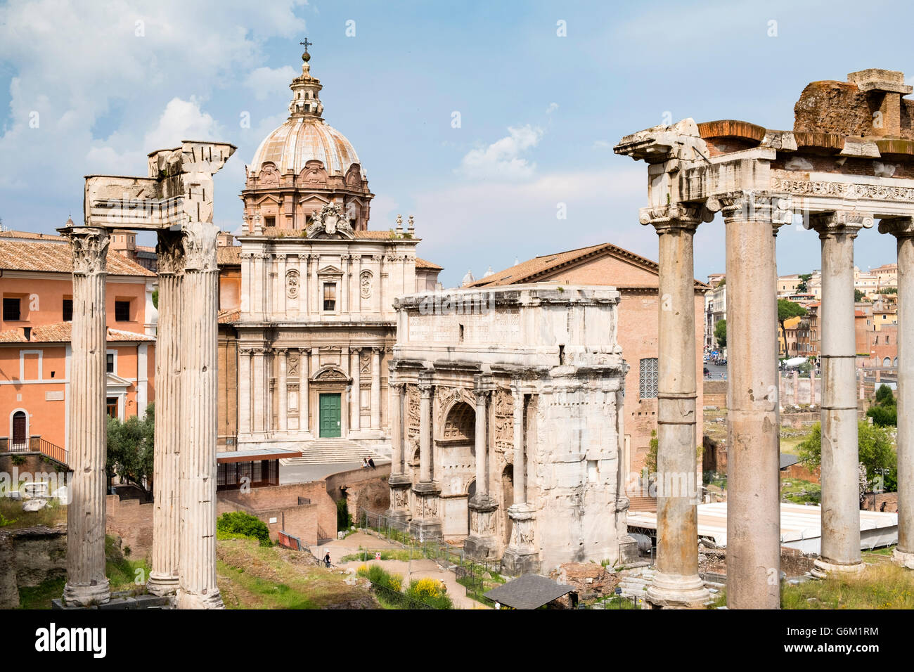 Vista del Foro romano con columnas en ruinas del Templo de Saturno en el derecho en Roma, Italia Foto de stock
