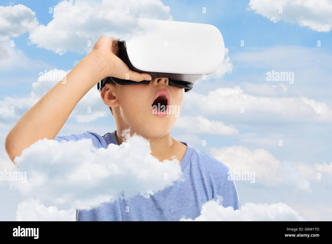 Sorprendido niño mirando en gafas de realidad virtual y sentirse como que  está en las nubes Fotografía de stock - Alamy
