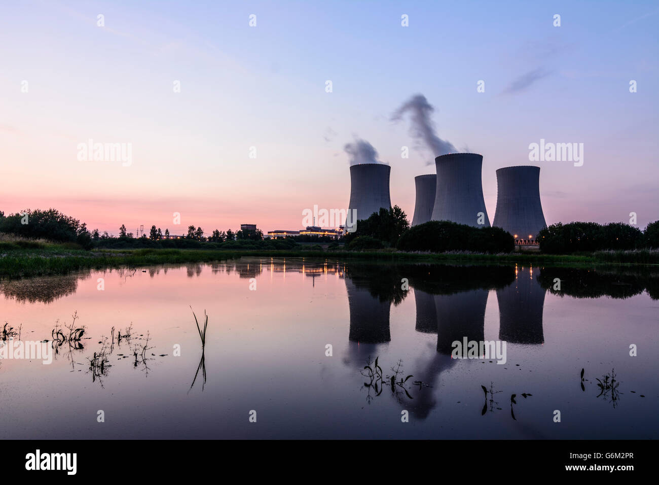 Central nuclear de Temelin : Torres de enfriamiento y la construcción del reactor Temelin, República Checa, Jihocesky, Südböhmen, Sur de Bohemia Foto de stock