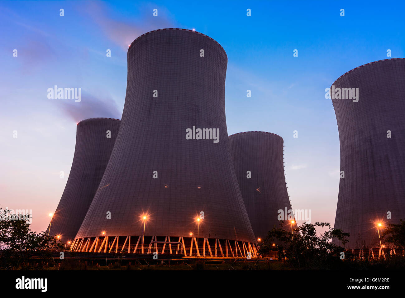 Central nuclear de Temelin : Torres de enfriamiento y la construcción del reactor Temelin, República Checa, Jihocesky, Südböhmen, Sur de Bohemia Foto de stock