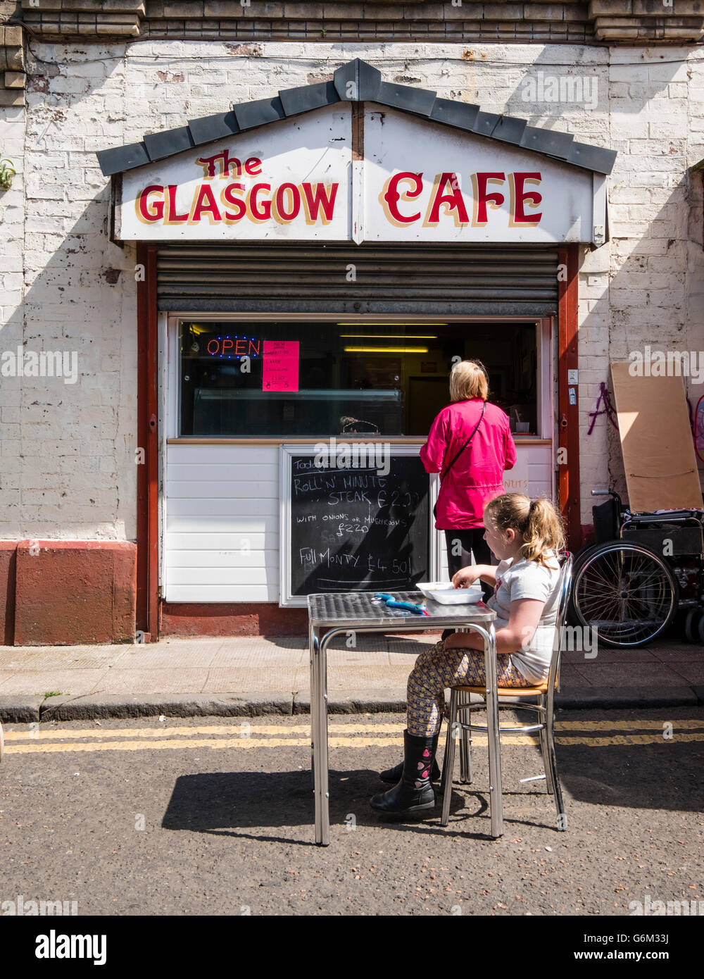 Pequeña cafetería en el mercado de barras en el East End de Glasgow, Reino Unido Foto de stock