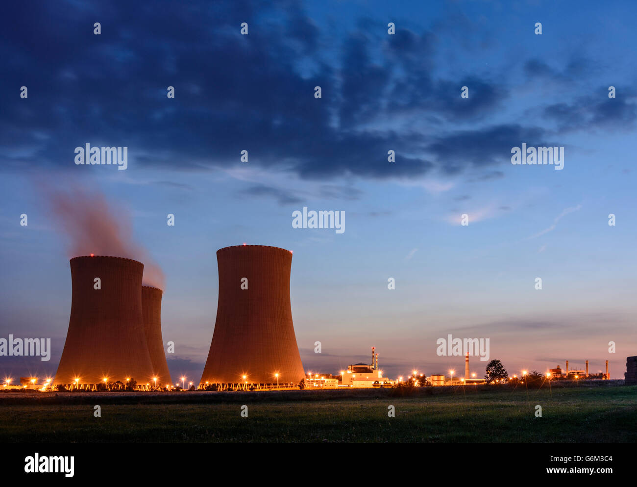 Central nuclear de Temelin : Torres de enfriamiento y la construcción del reactor Temelin, República Checa, Jihocesky, Südböhmen, Sur de Bohemia Foto de stock