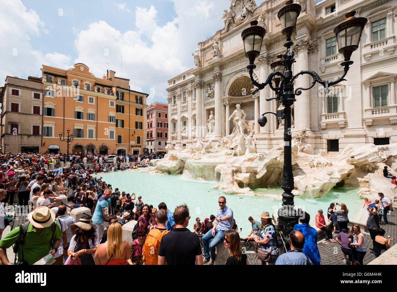 La fontana de Trevi o la Fontana di Trevia con muchos turistas en Roma Italia Foto de stock