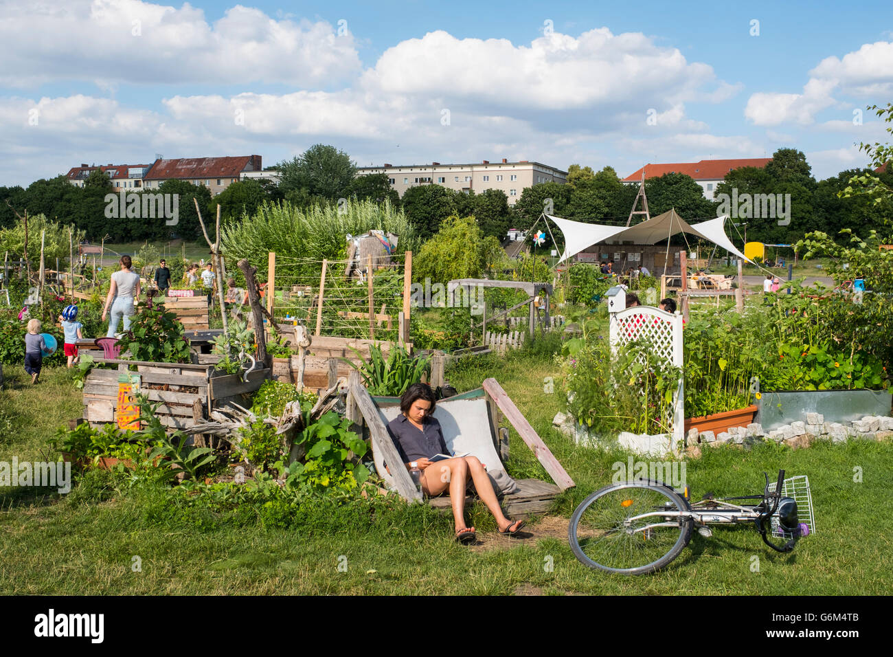 Proyecto de jardín comunitario en el parque antiguo aeropuerto Tempelhof en Berlín, Alemania Foto de stock