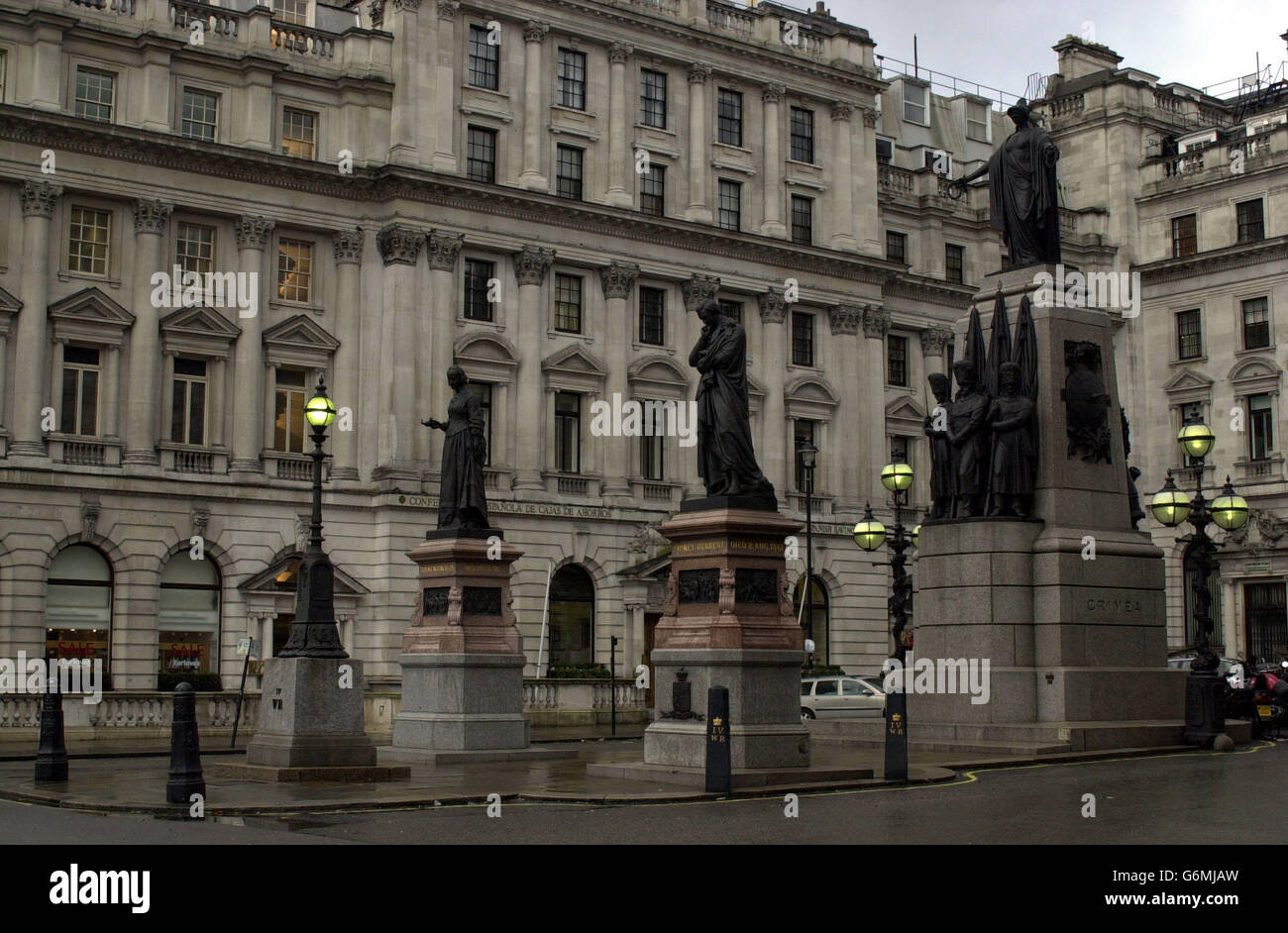 El Crimean War Memorial está situado en el cruce entre Lower Regent Street y Pall Mall en Londres. El monumento incluye una estatua de la famosa "Señora con la lámpara", Florence Nightingale, así como para aquellos que cayeron en la batalla contra los rusos en Sebastopol. Foto de stock