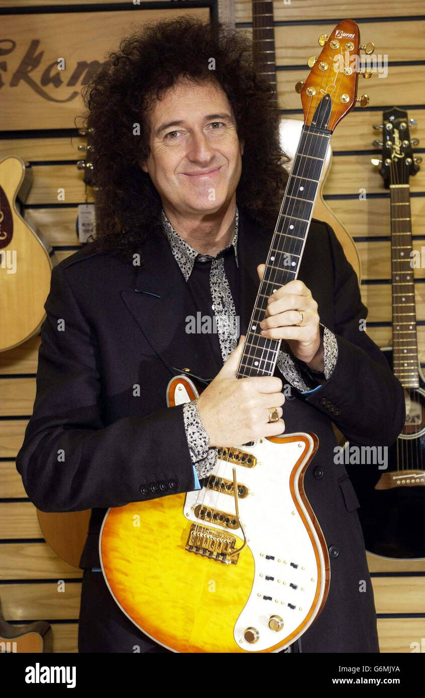 El guitarrista de la reina Brian May, quien inauguró oficialmente la nueva  tienda House of Guitars, en Brune Street, en el centro de Londres. May  sostiene una guitarra hecha a medida Burns