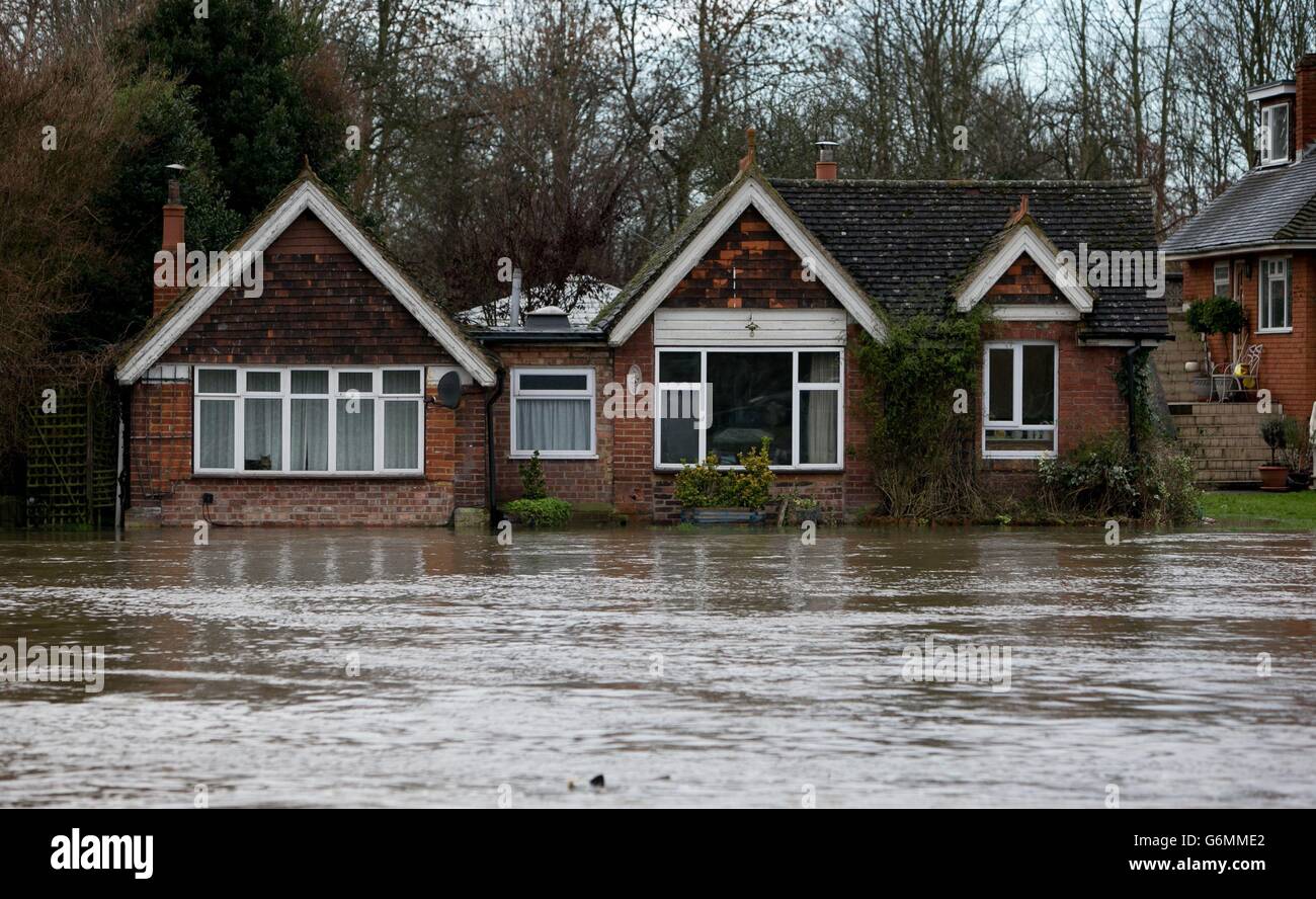 Casas junto al río Támesis inundado en Shepperton, Surrey. Foto de stock
