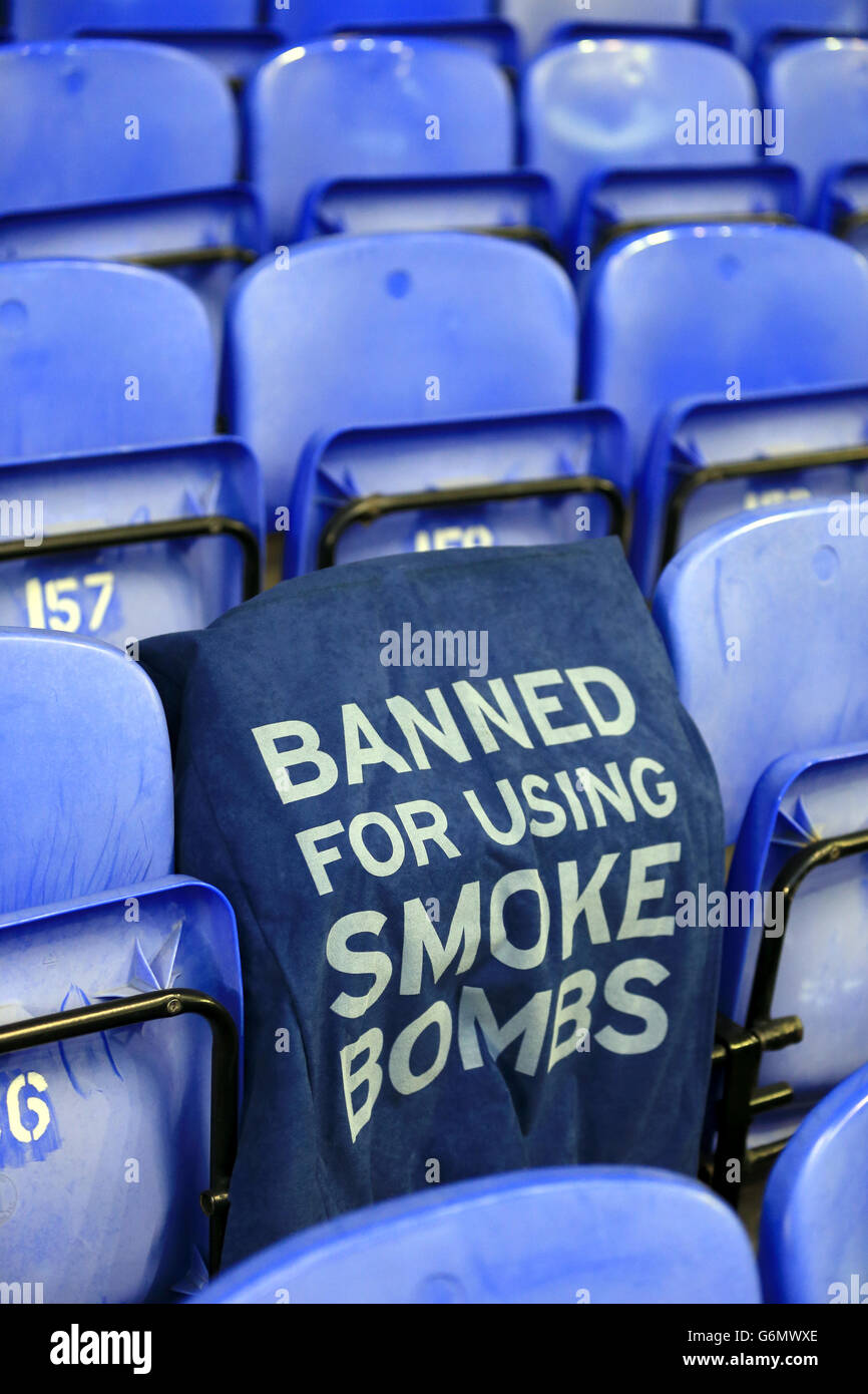 Fútbol - Barclays Premier League - Everton v Fulham - Goodison Park. Un asiento en Goodison Park donde un ventilador de Everton fue prohibido por usar una bomba de humo durante un juego anterior. Foto de stock