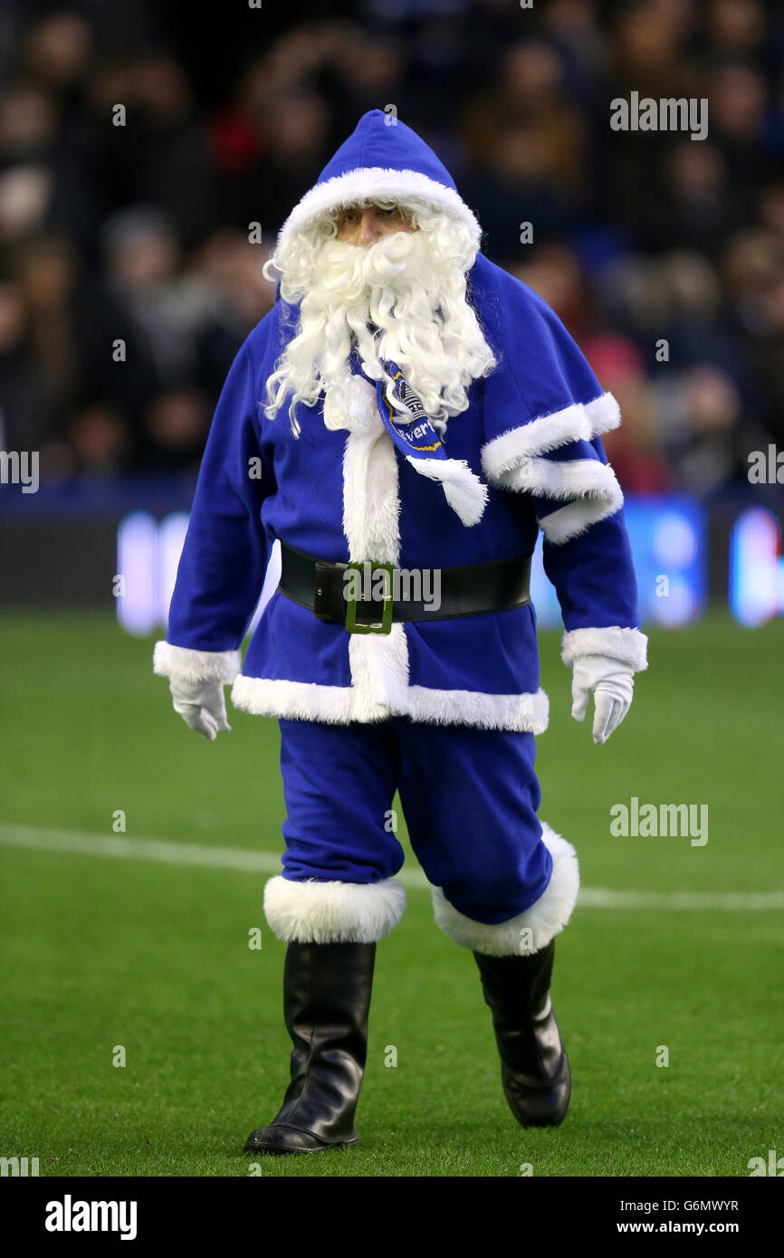 Fútbol - Barclays Premier League - Everton v Fulham - Goodison Park. Un Santa azul en el campo antes del partido Foto de stock